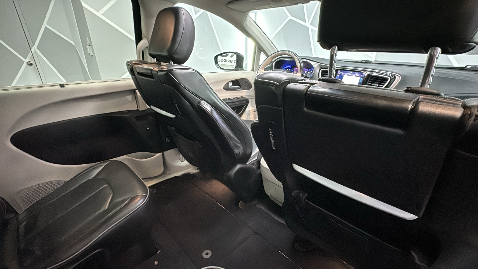 2019 Chrysler Pacifica Limited Minivan 4D 29