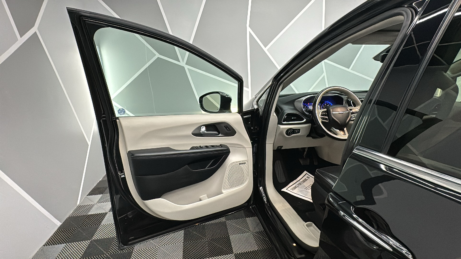 2019 Chrysler Pacifica Limited Minivan 4D 31