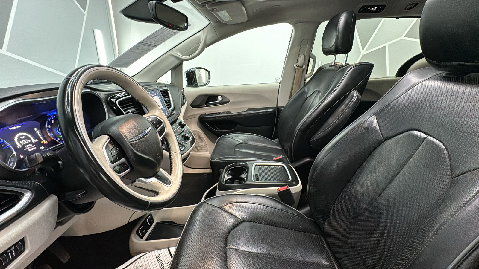 2019 Chrysler Pacifica Limited Minivan 4D 37