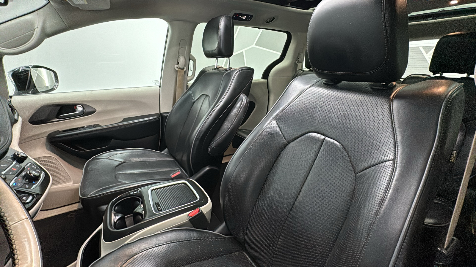 2019 Chrysler Pacifica Limited Minivan 4D 38