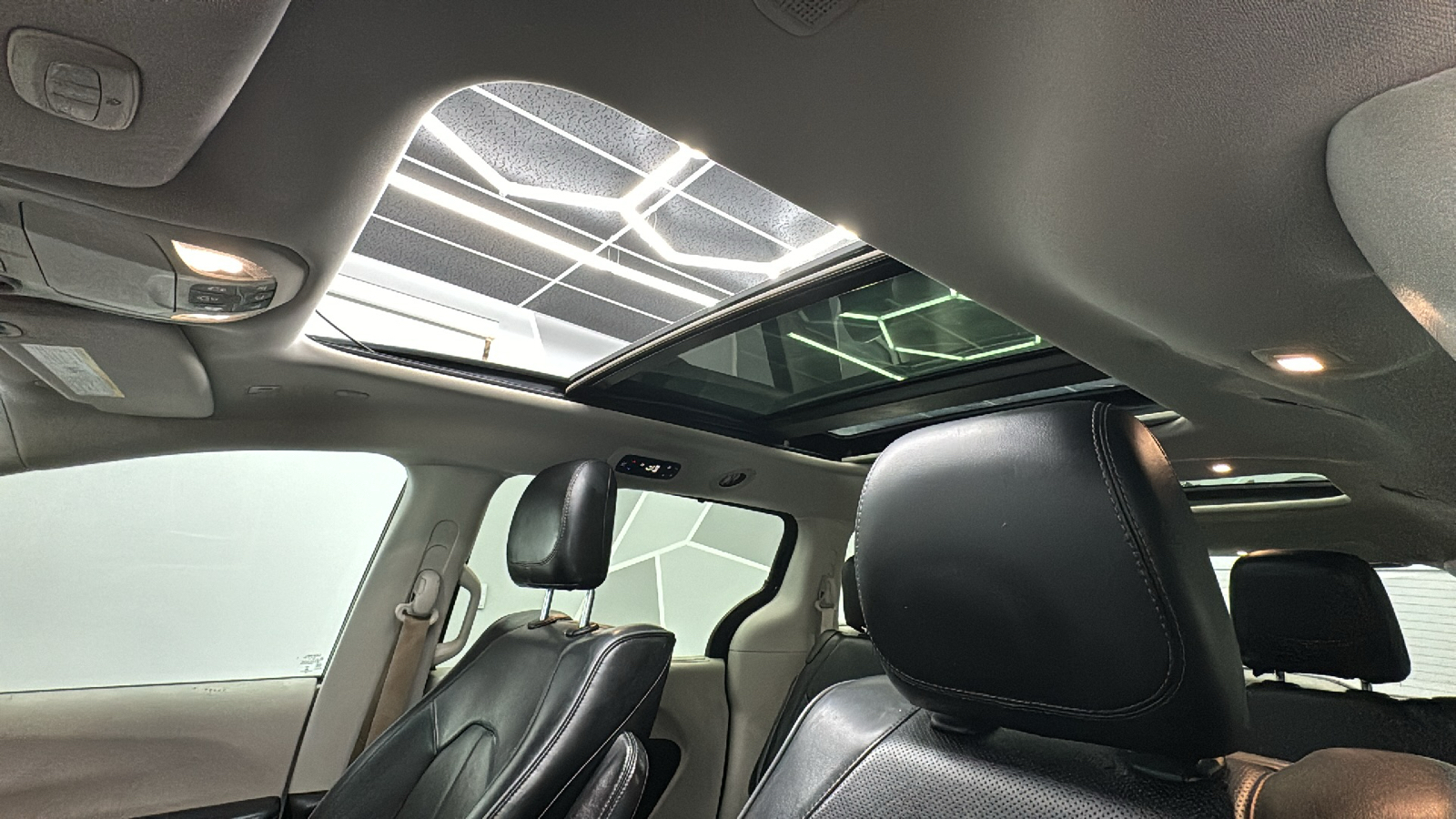 2019 Chrysler Pacifica Limited Minivan 4D 39