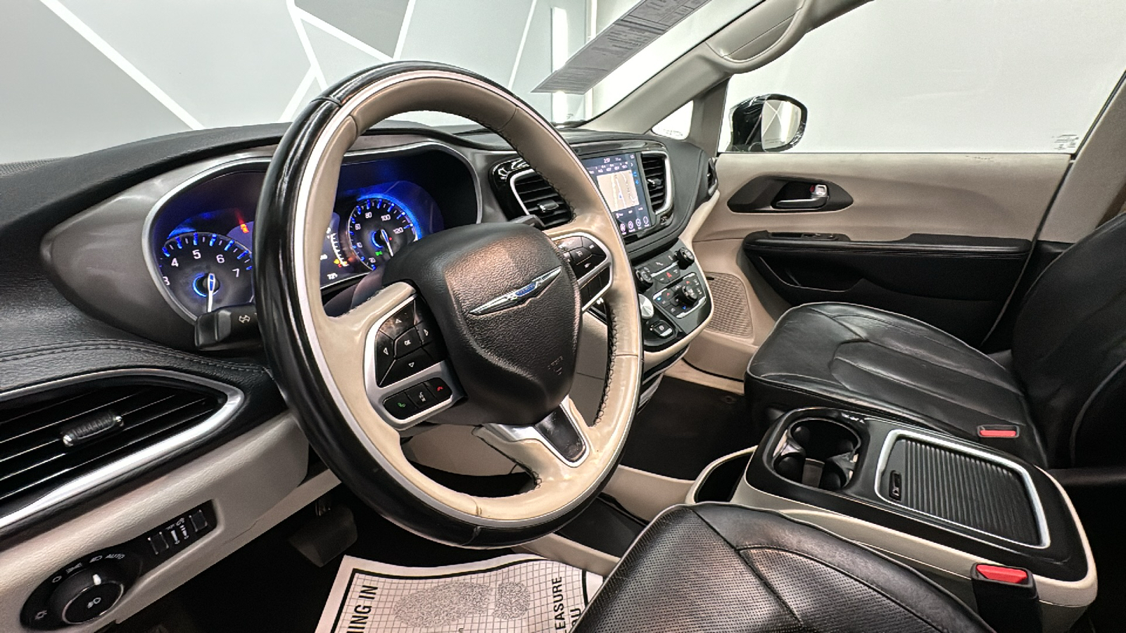 2019 Chrysler Pacifica Limited Minivan 4D 40