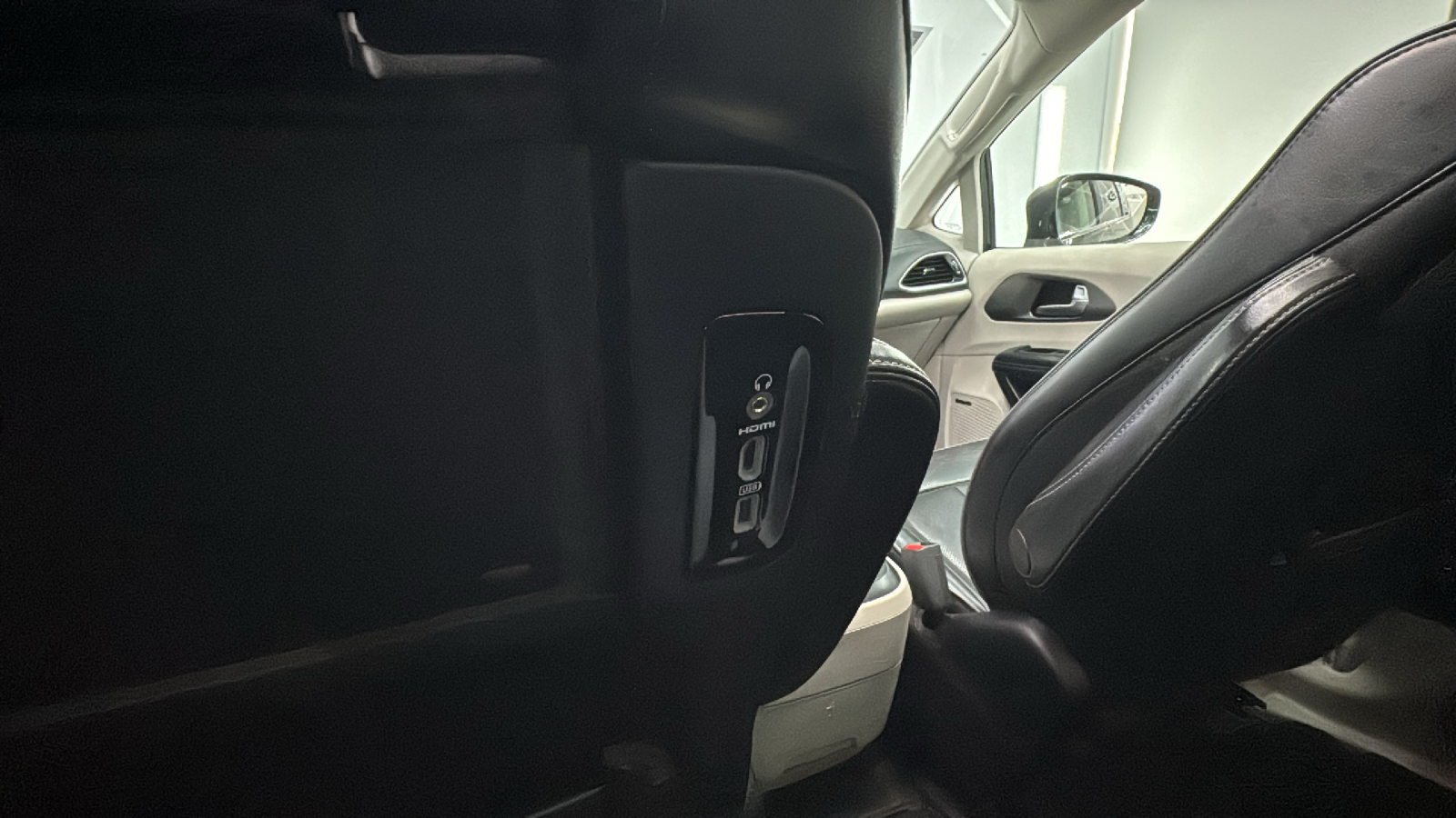 2019 Chrysler Pacifica Limited Minivan 4D 42