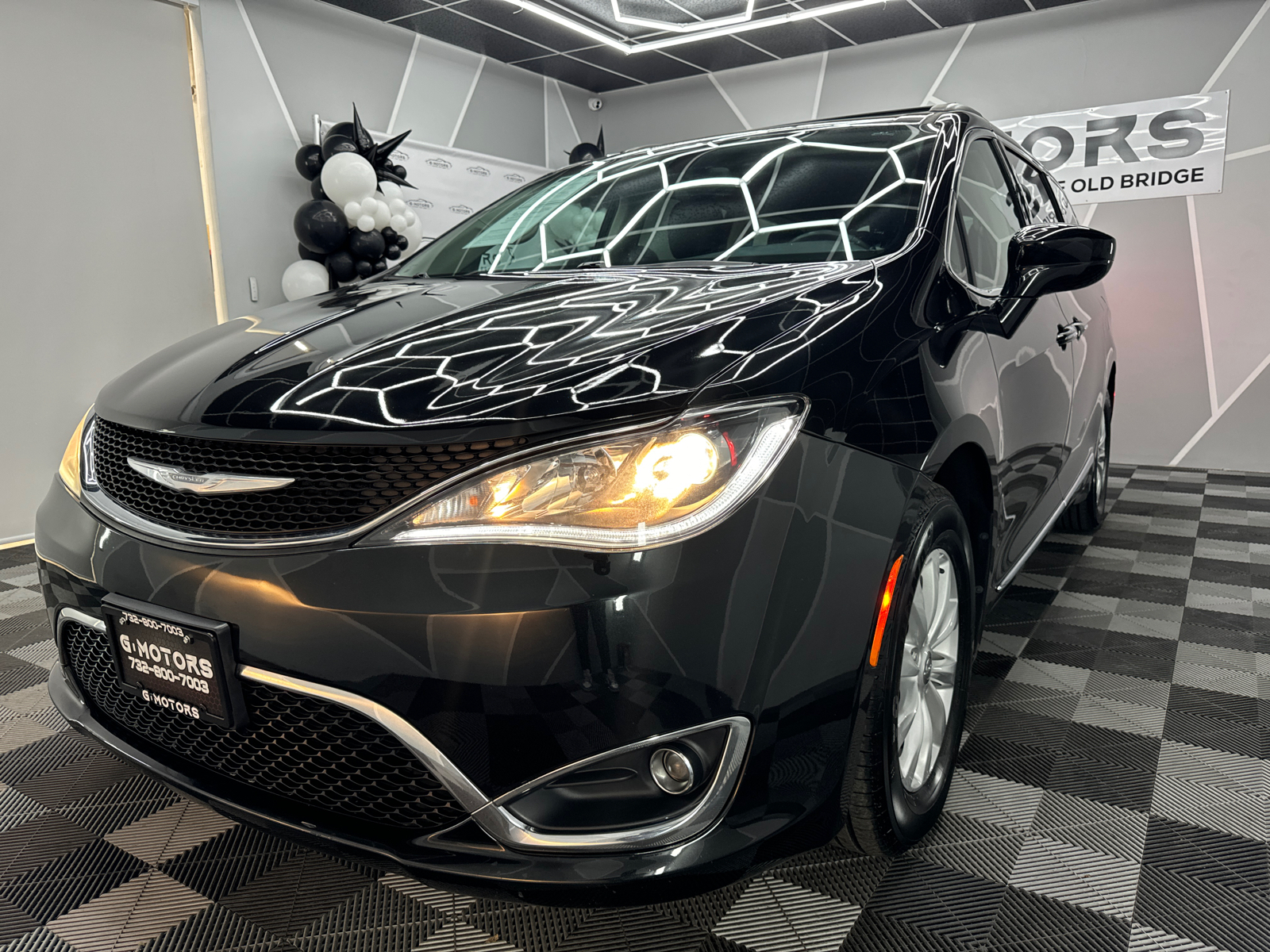 2017 Chrysler Pacifica Touring-L Minivan 4D 1