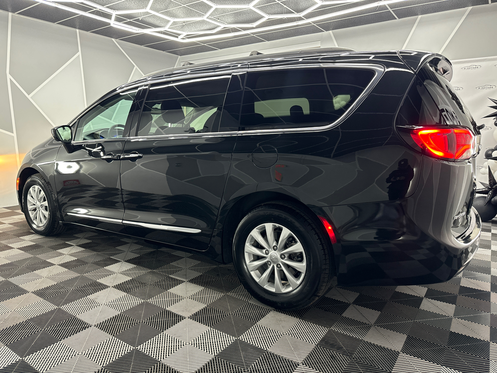 2017 Chrysler Pacifica Touring-L Minivan 4D 4