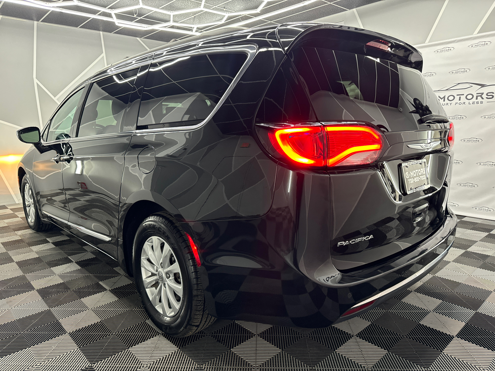 2017 Chrysler Pacifica Touring-L Minivan 4D 5