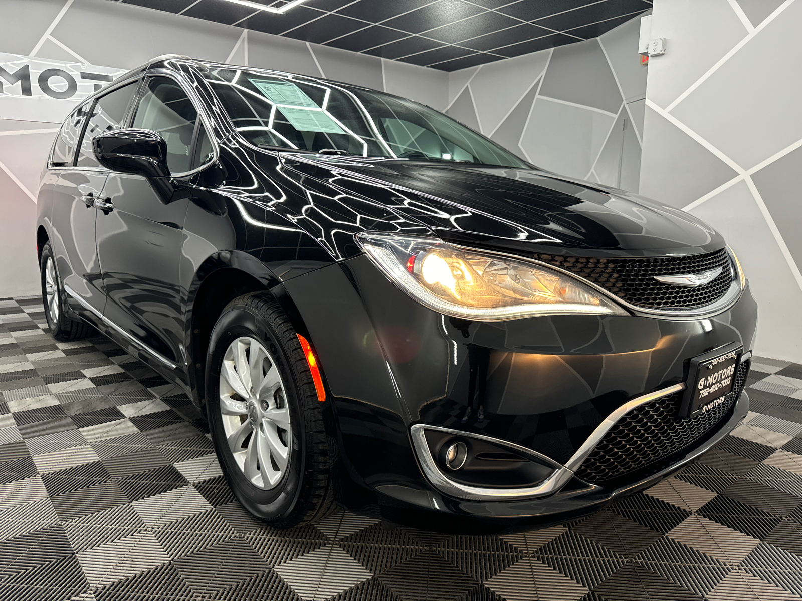 2017 Chrysler Pacifica Touring-L Minivan 4D 13