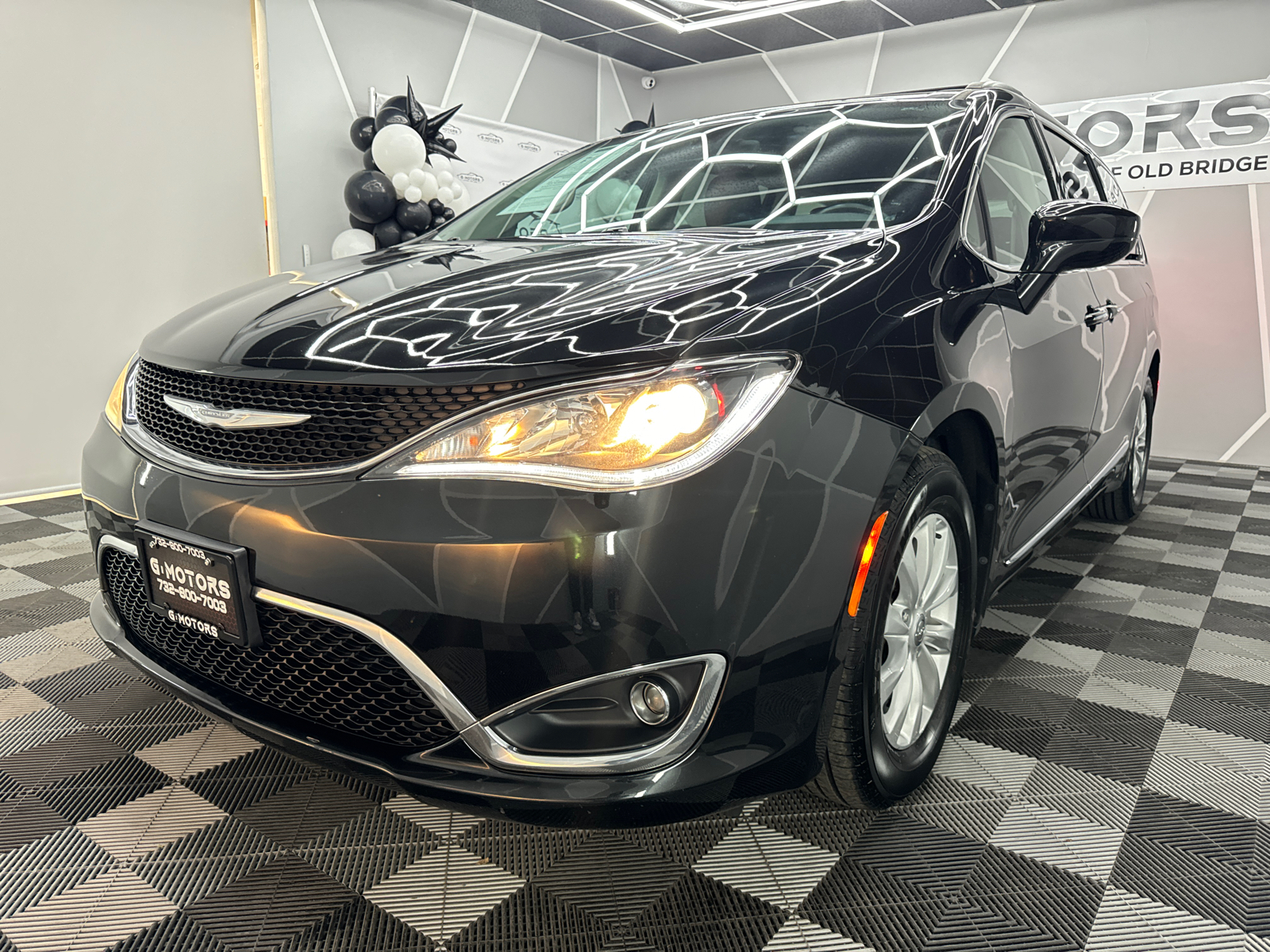 2017 Chrysler Pacifica Touring-L Minivan 4D 17