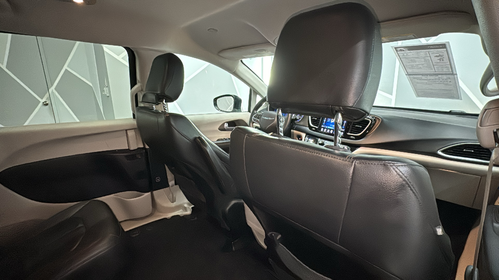 2017 Chrysler Pacifica Touring-L Minivan 4D 28