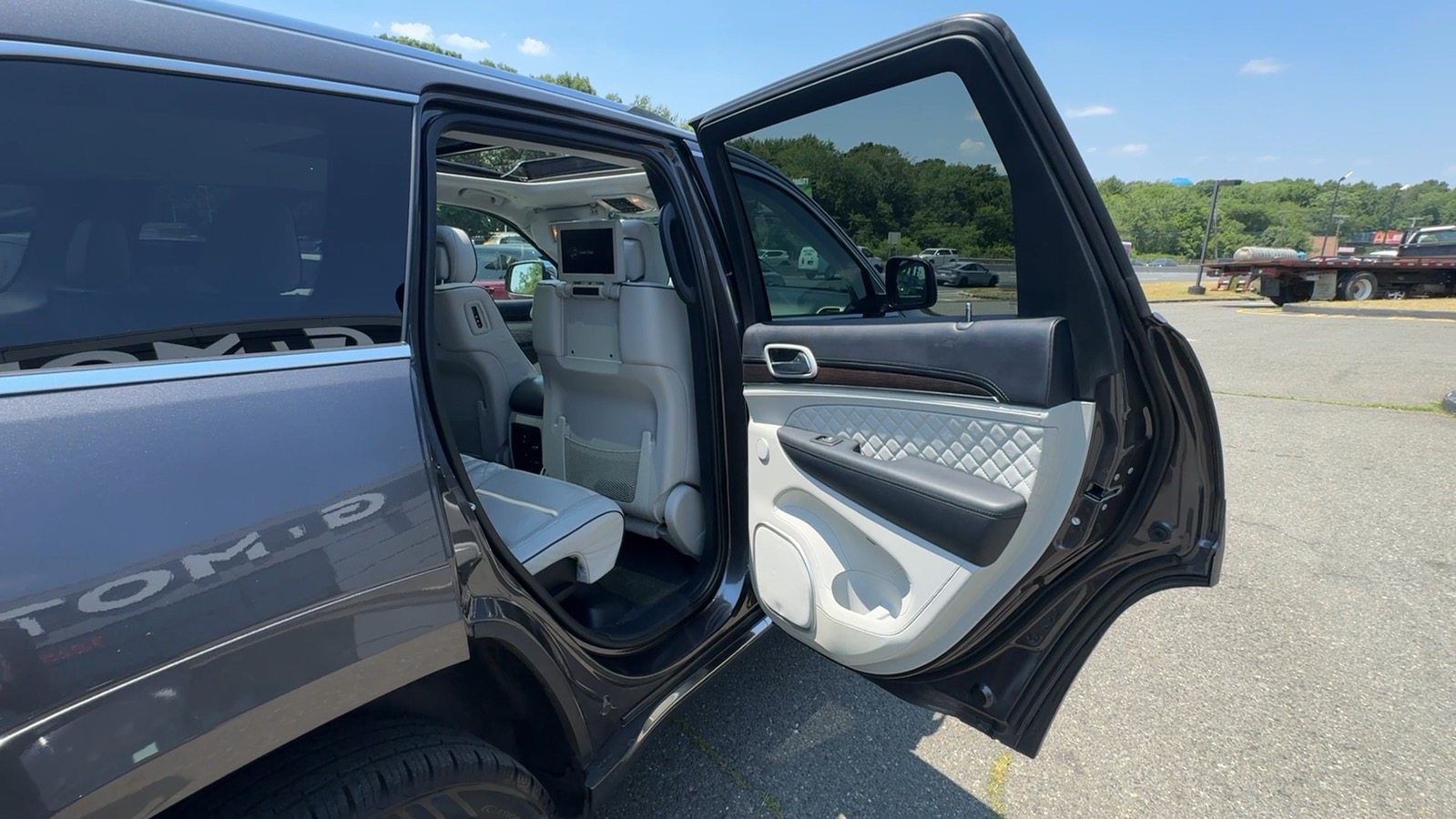 2019 Jeep Grand Cherokee Summit Sport Utility 4D 21