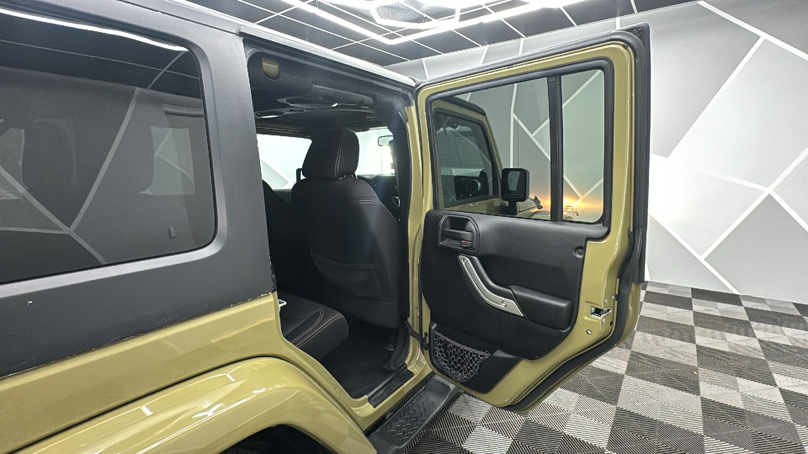 2013 Jeep Wrangler Unlimited Sahara Sport Utility 4D 23