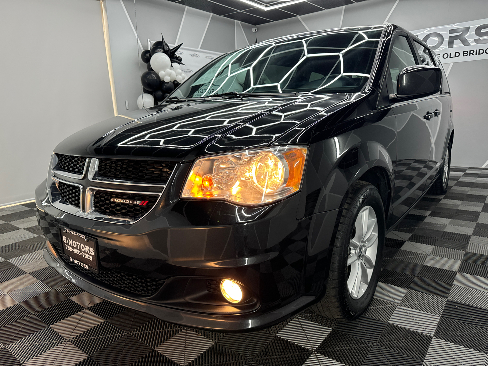 2019 Dodge Grand Caravan Passenger SXT Minivan 4D 1