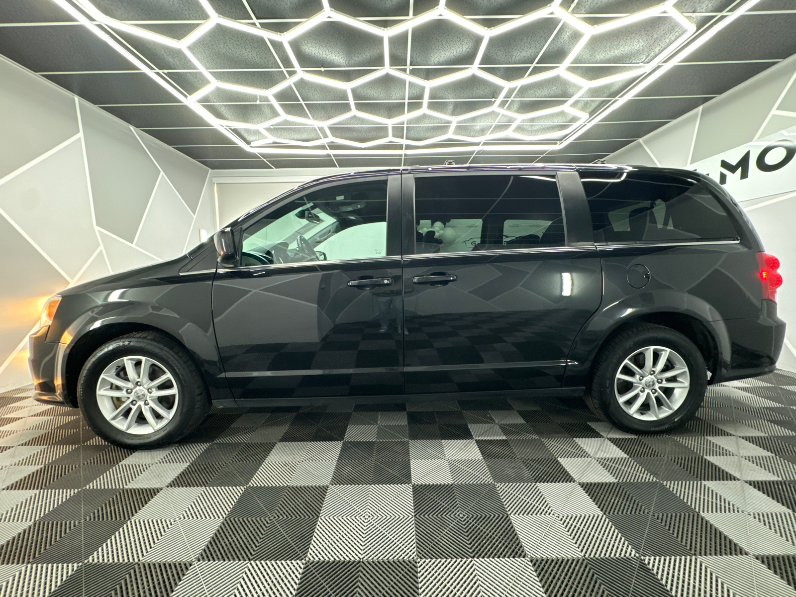 2019 Dodge Grand Caravan Passenger SXT Minivan 4D 3