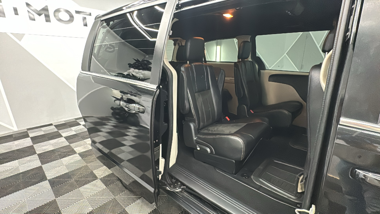 2019 Dodge Grand Caravan Passenger SXT Minivan 4D 23