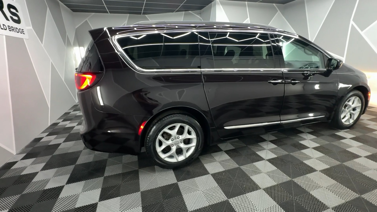 2017 Chrysler Pacifica Touring-L Minivan 4D 13