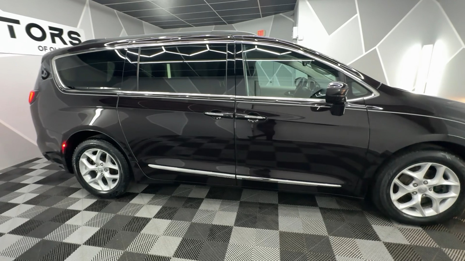 2017 Chrysler Pacifica Touring-L Minivan 4D 14