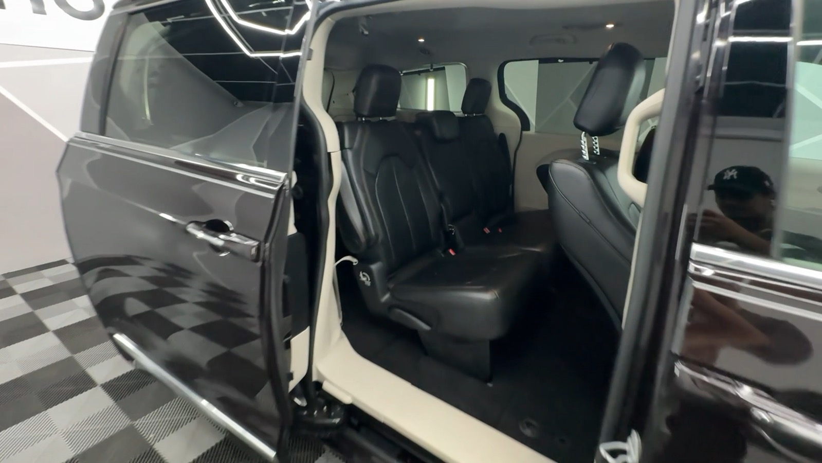 2017 Chrysler Pacifica Touring-L Minivan 4D 26