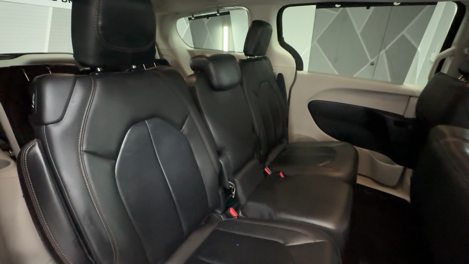 2017 Chrysler Pacifica Touring-L Minivan 4D 27