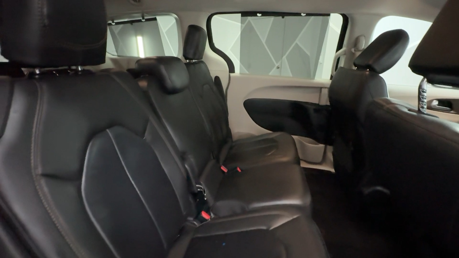 2017 Chrysler Pacifica Touring-L Minivan 4D 28