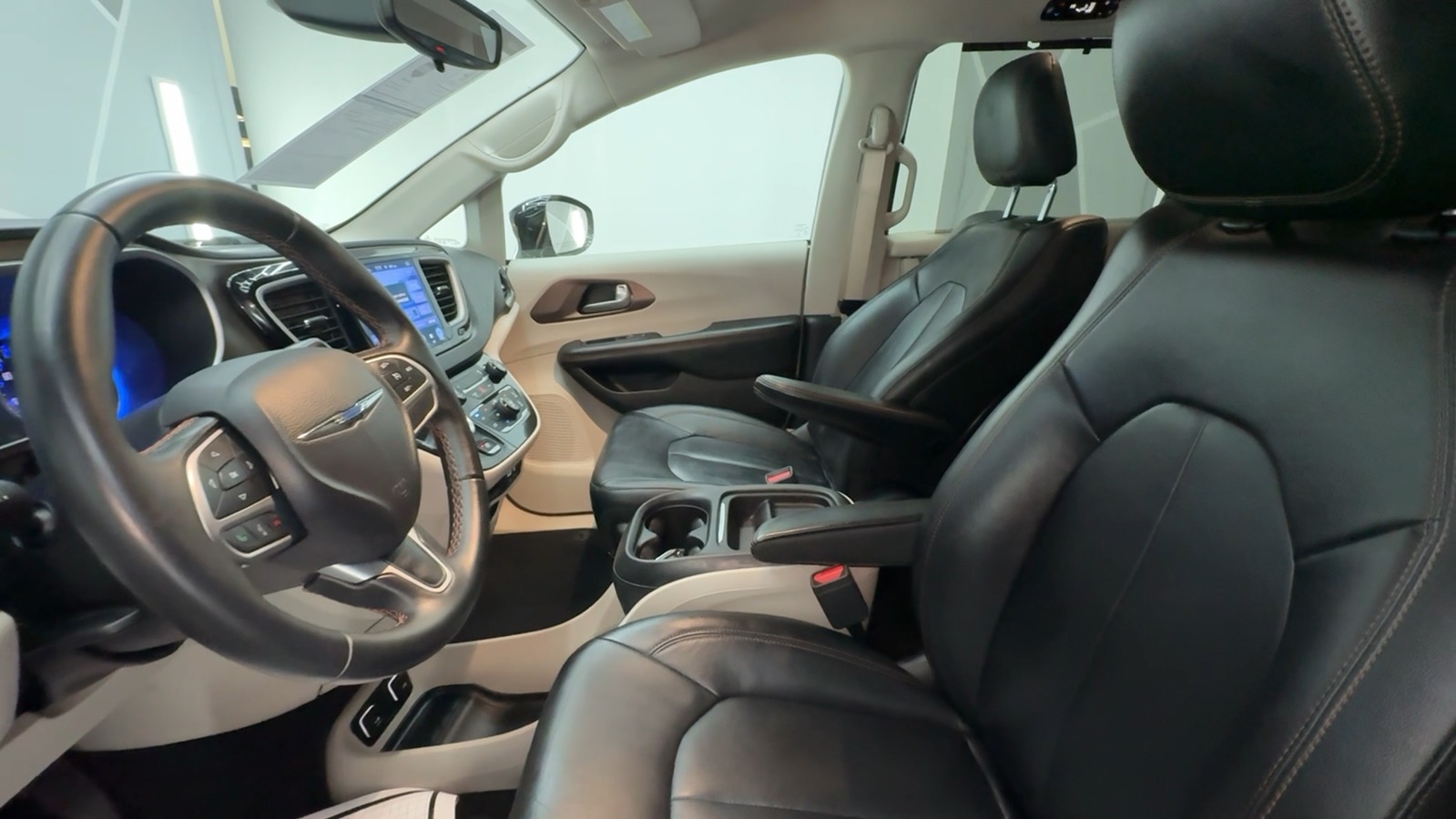 2017 Chrysler Pacifica Touring-L Minivan 4D 37