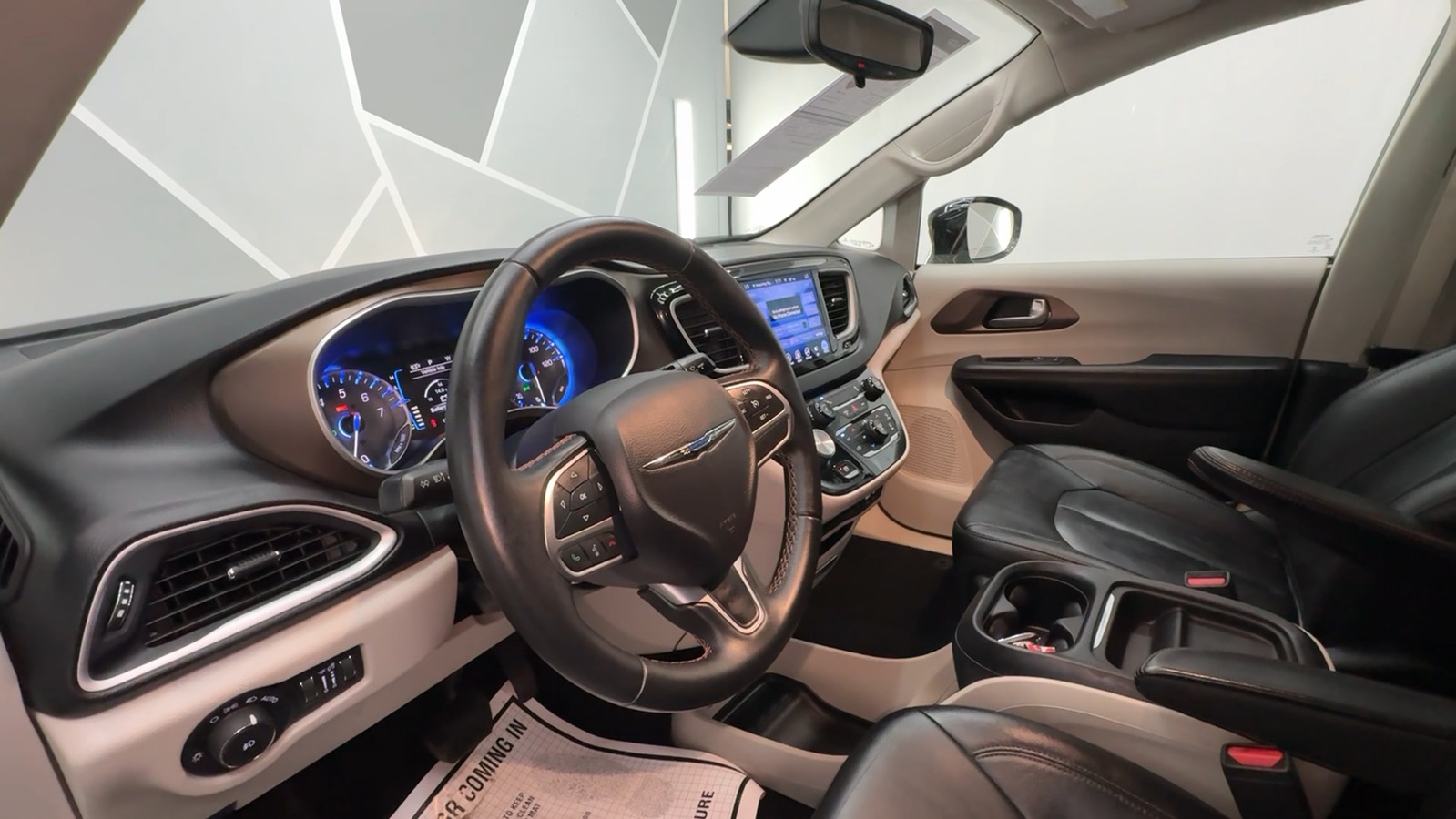 2017 Chrysler Pacifica Touring-L Minivan 4D 39