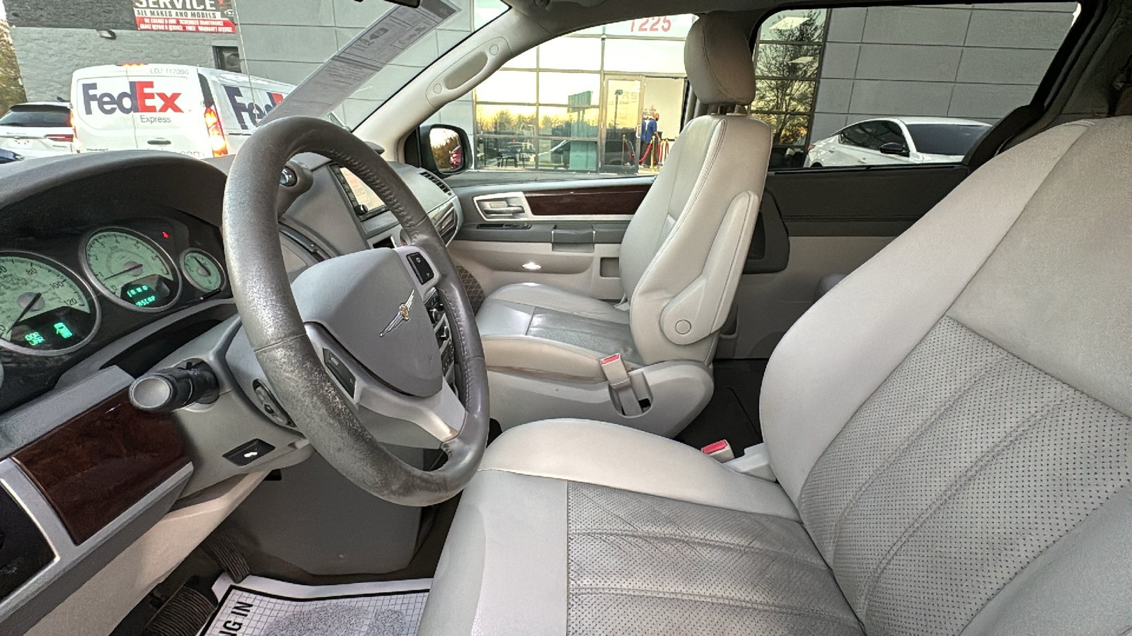 2009 Chrysler Town and Country  34