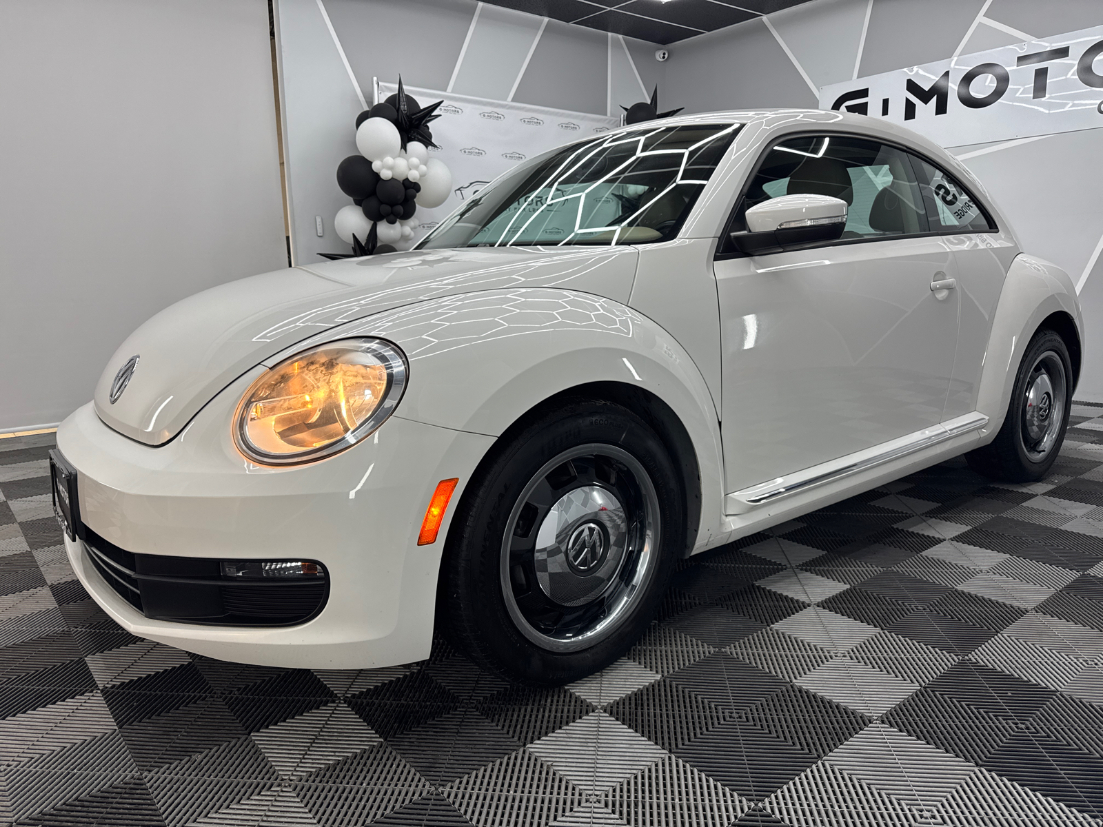 2013 Volkswagen Beetle 2.5L Hatchback 2D 2