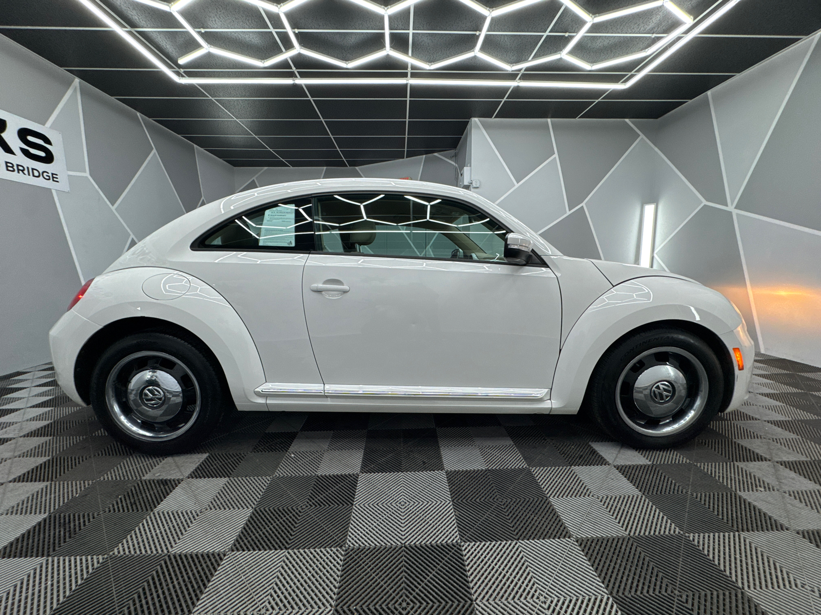 2013 Volkswagen Beetle 2.5L Hatchback 2D 11