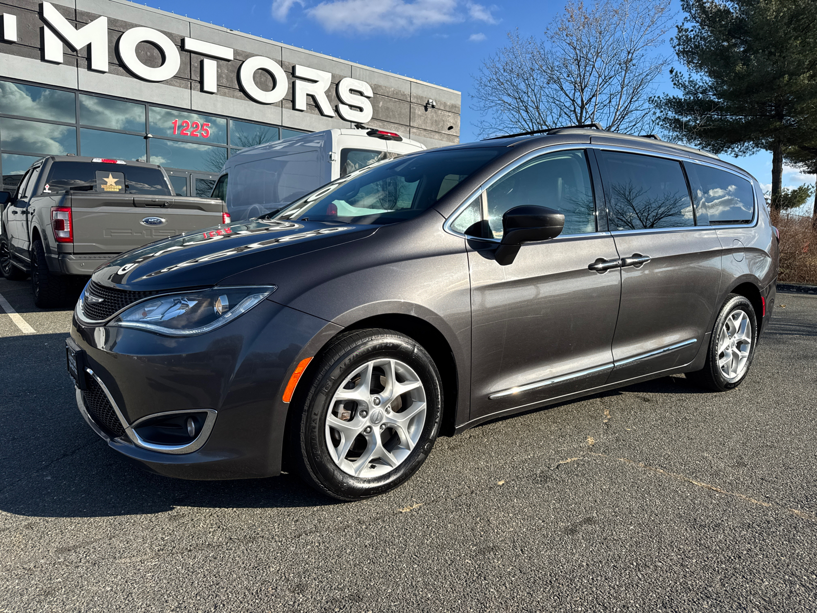 2017 Chrysler Pacifica Touring-L Minivan 4D 2