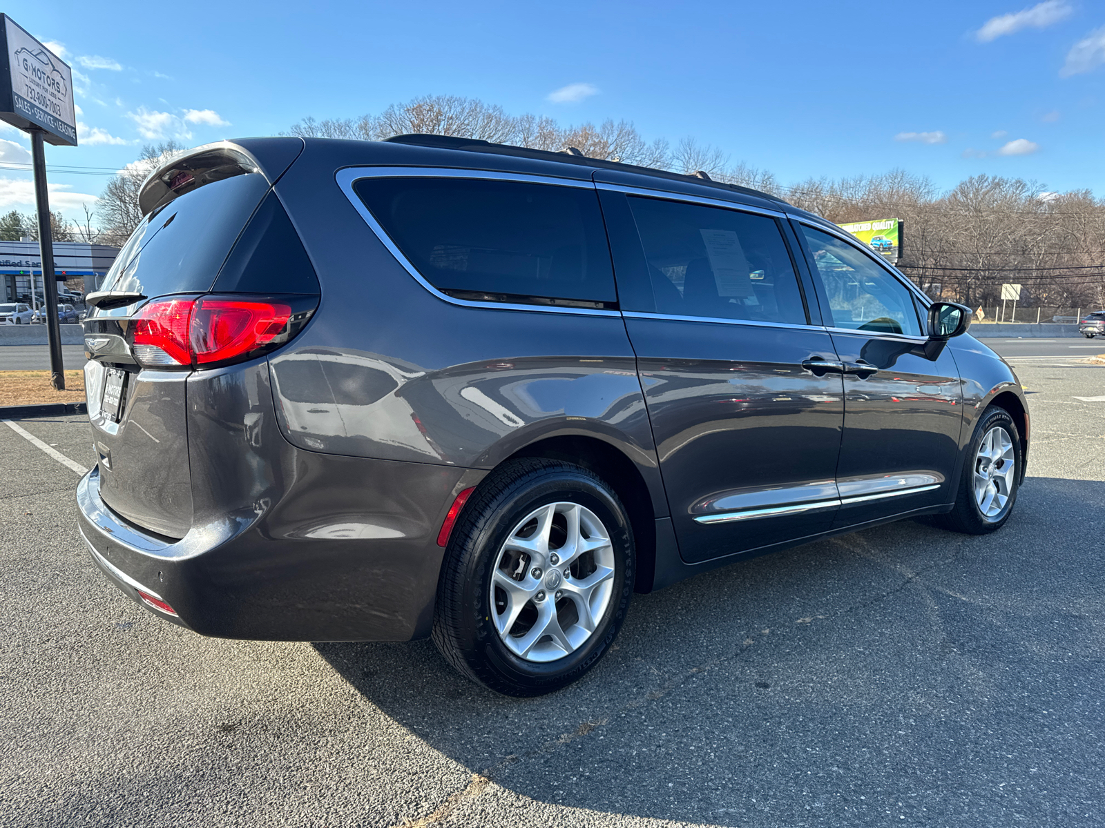 2017 Chrysler Pacifica Touring-L Minivan 4D 10