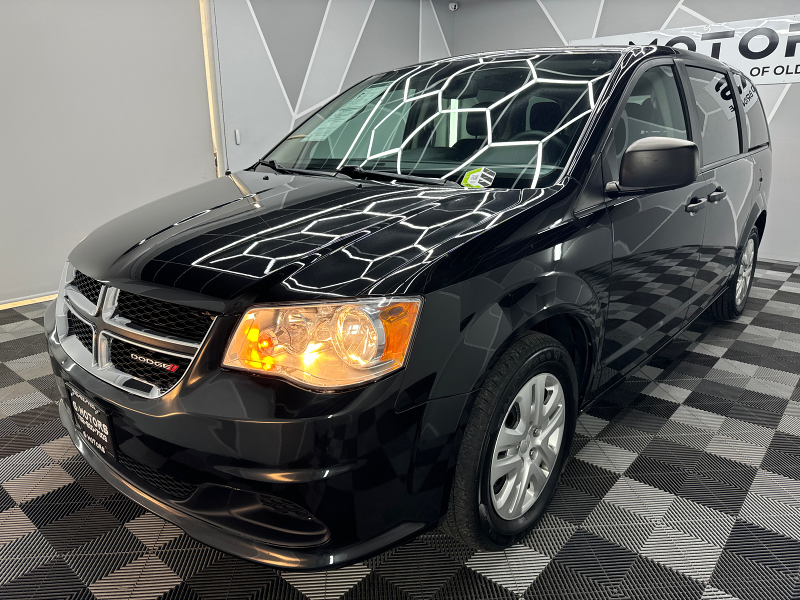 2019 Dodge Grand Caravan Passenger SE Plus Minivan 4D 1