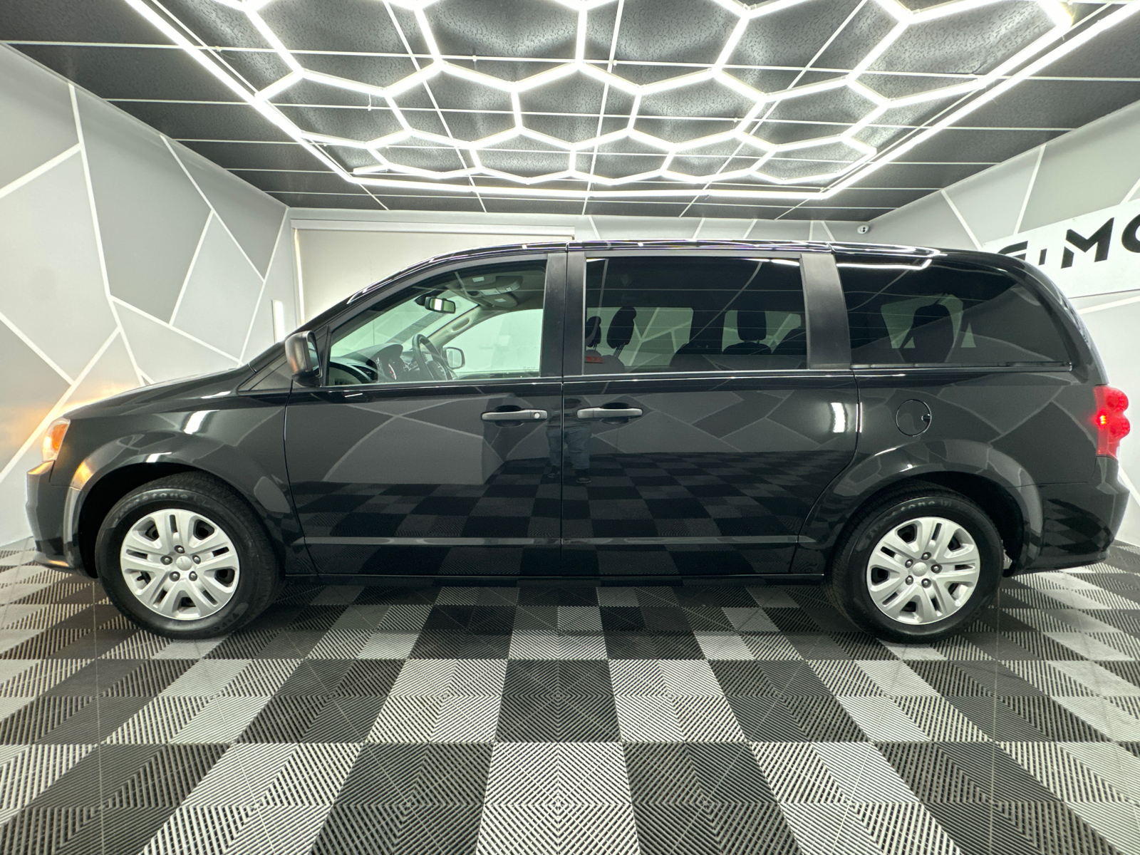 2019 Dodge Grand Caravan Passenger SE Plus Minivan 4D 3