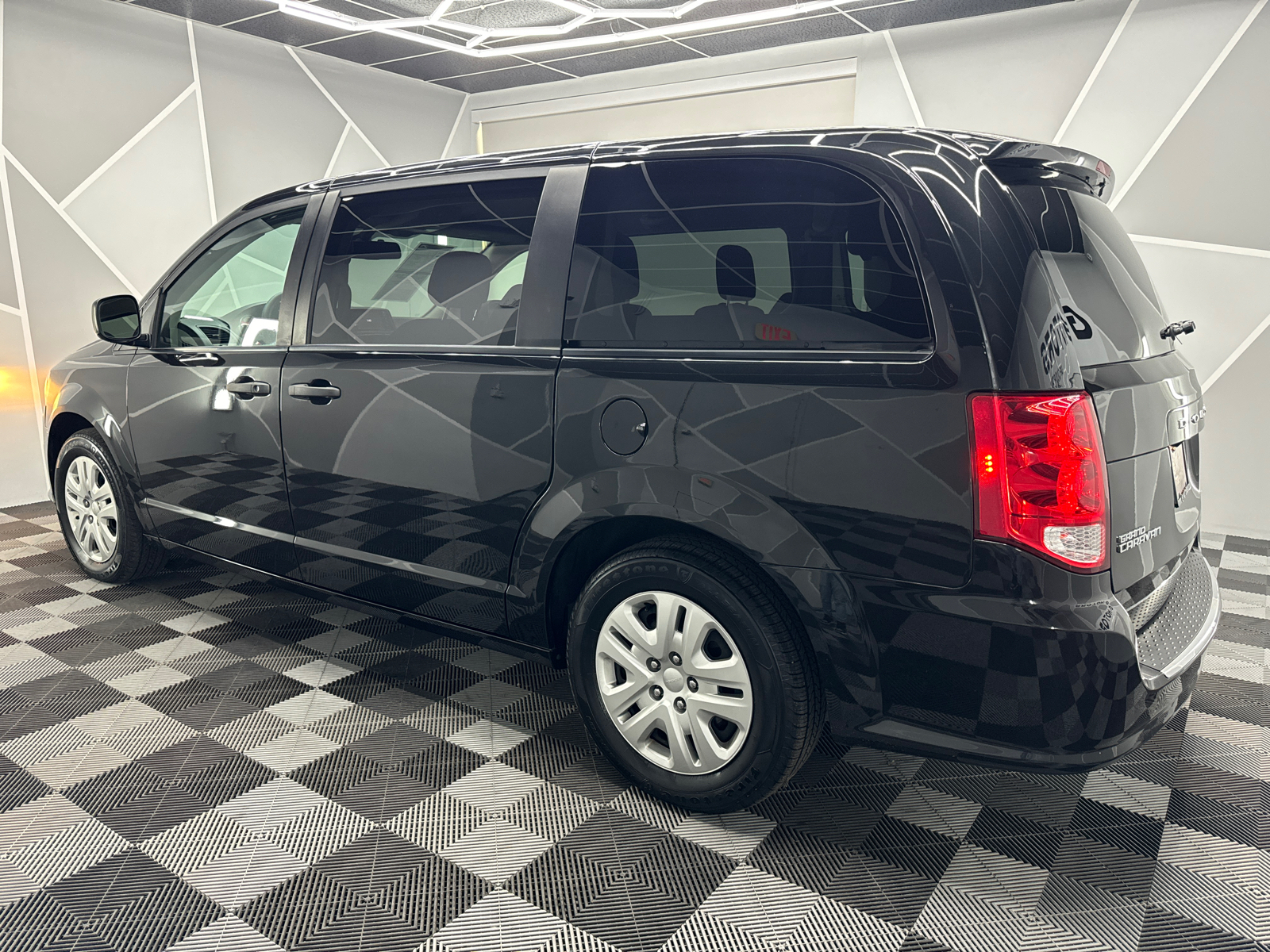 2019 Dodge Grand Caravan Passenger SE Plus Minivan 4D 4