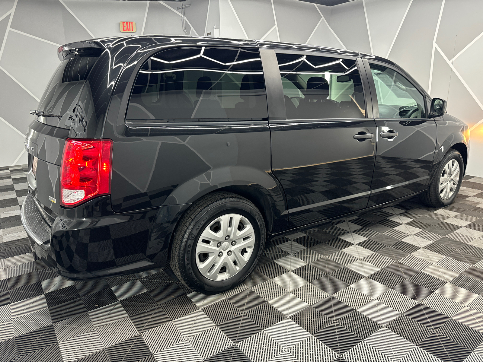 2019 Dodge Grand Caravan Passenger SE Plus Minivan 4D 10