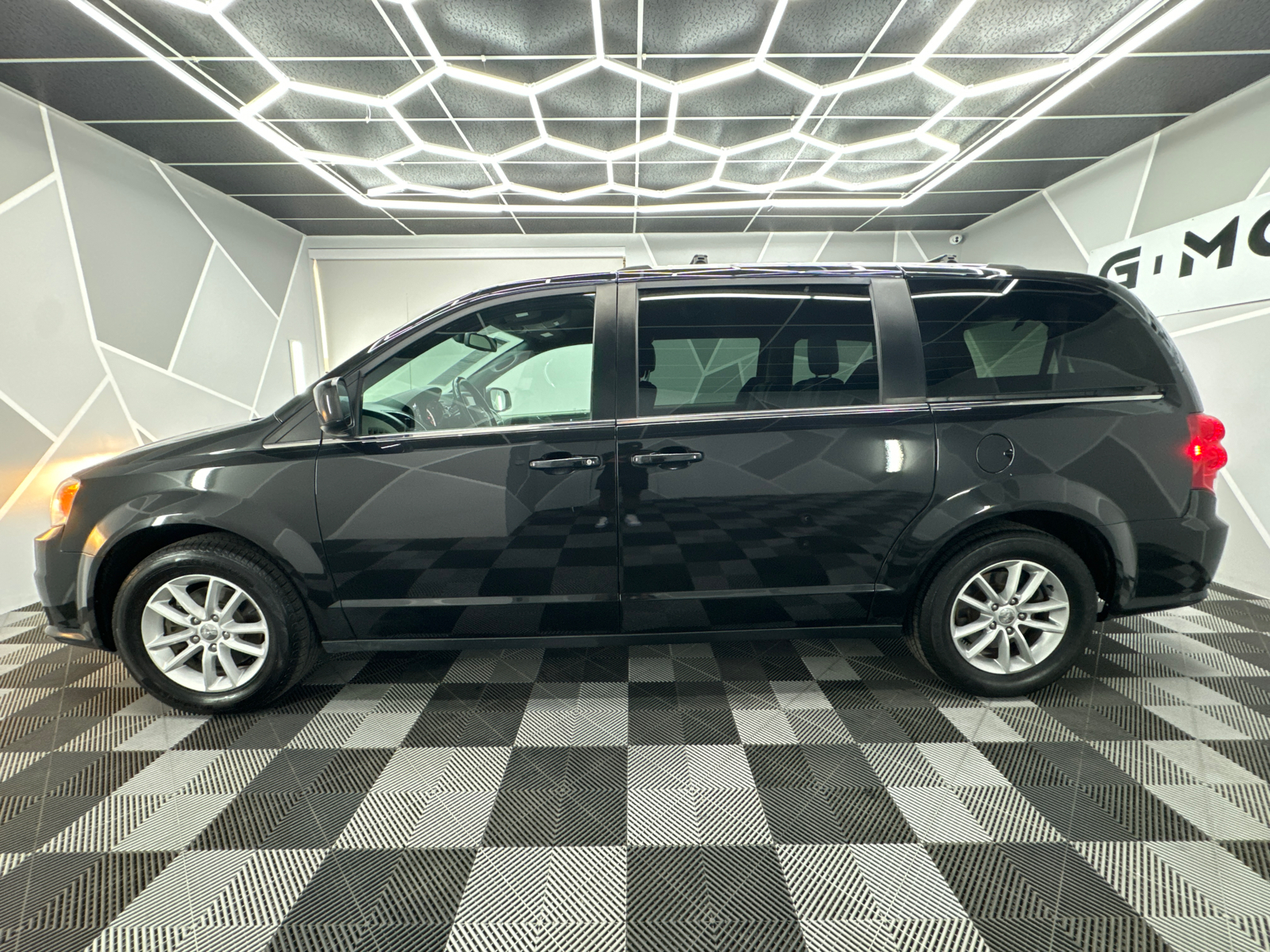 2019 Dodge Grand Caravan Passenger SXT Minivan 4D 3