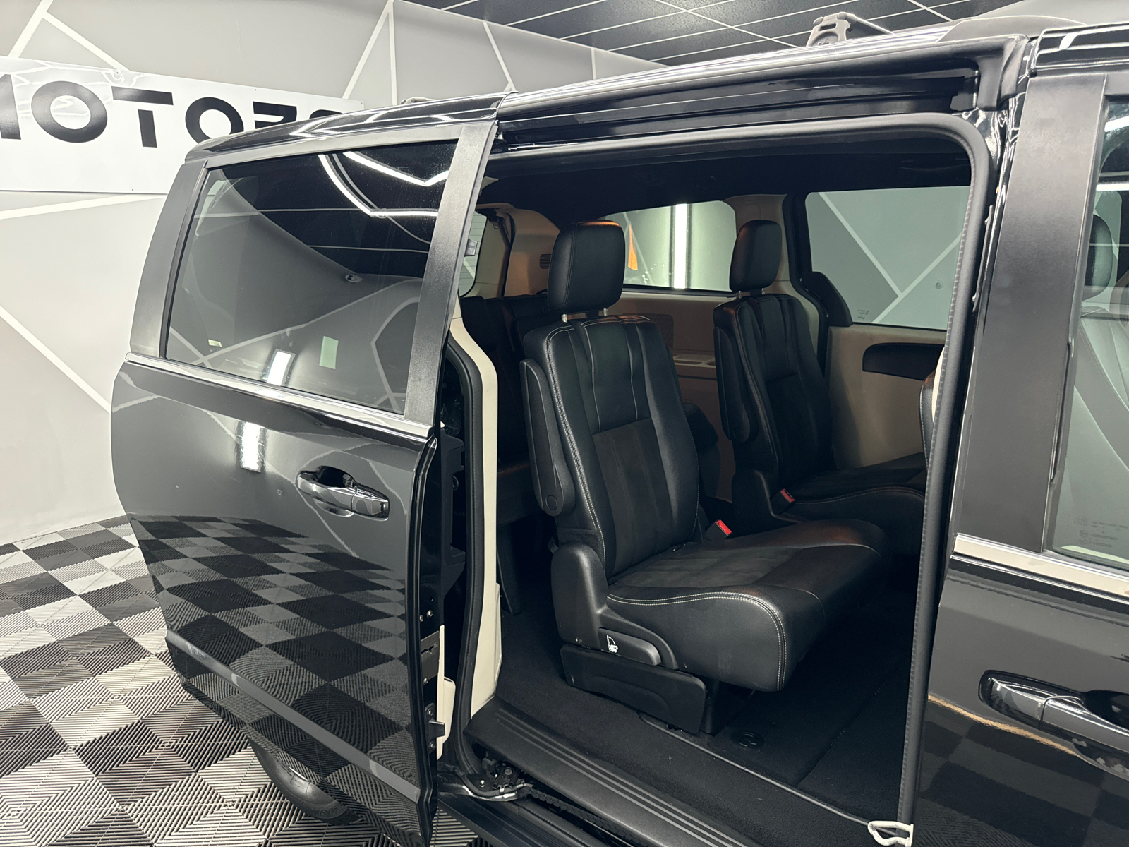 2019 Dodge Grand Caravan Passenger SXT Minivan 4D 23