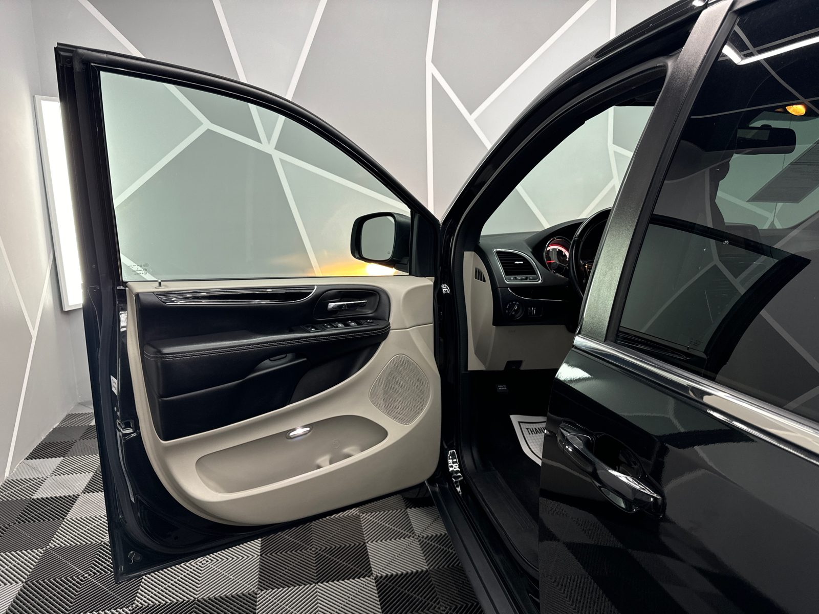 2019 Dodge Grand Caravan Passenger SXT Minivan 4D 29