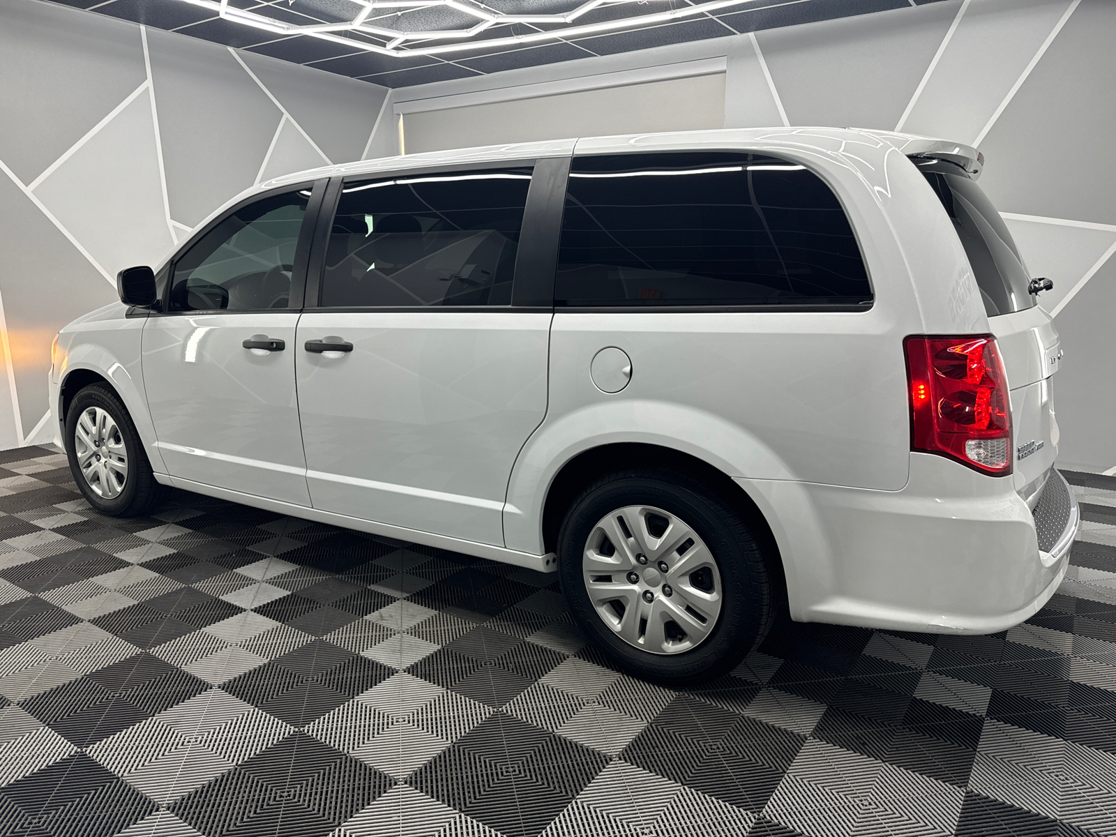 2019 Dodge Grand Caravan Passenger SE Plus Minivan 4D 4