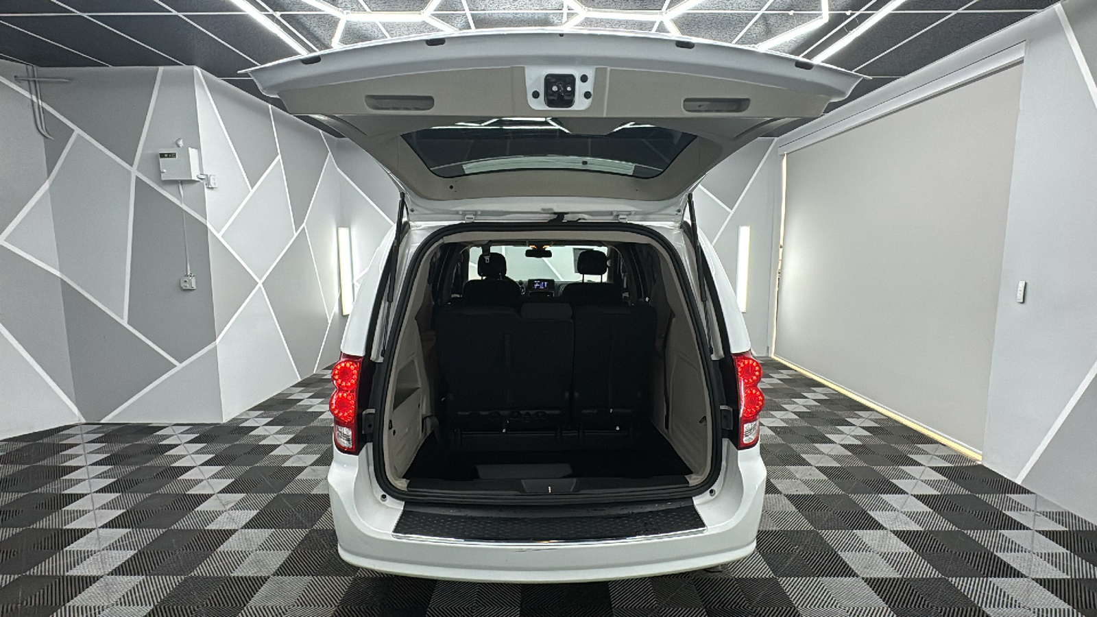 2019 Dodge Grand Caravan Passenger SE Plus Minivan 4D 20