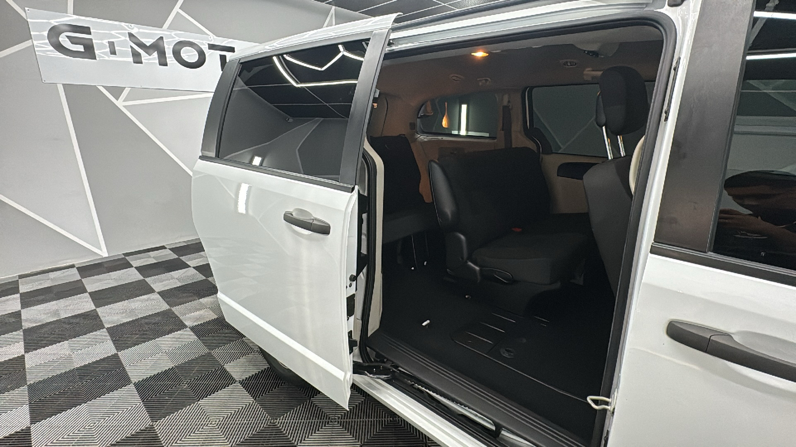 2019 Dodge Grand Caravan Passenger SE Plus Minivan 4D 23