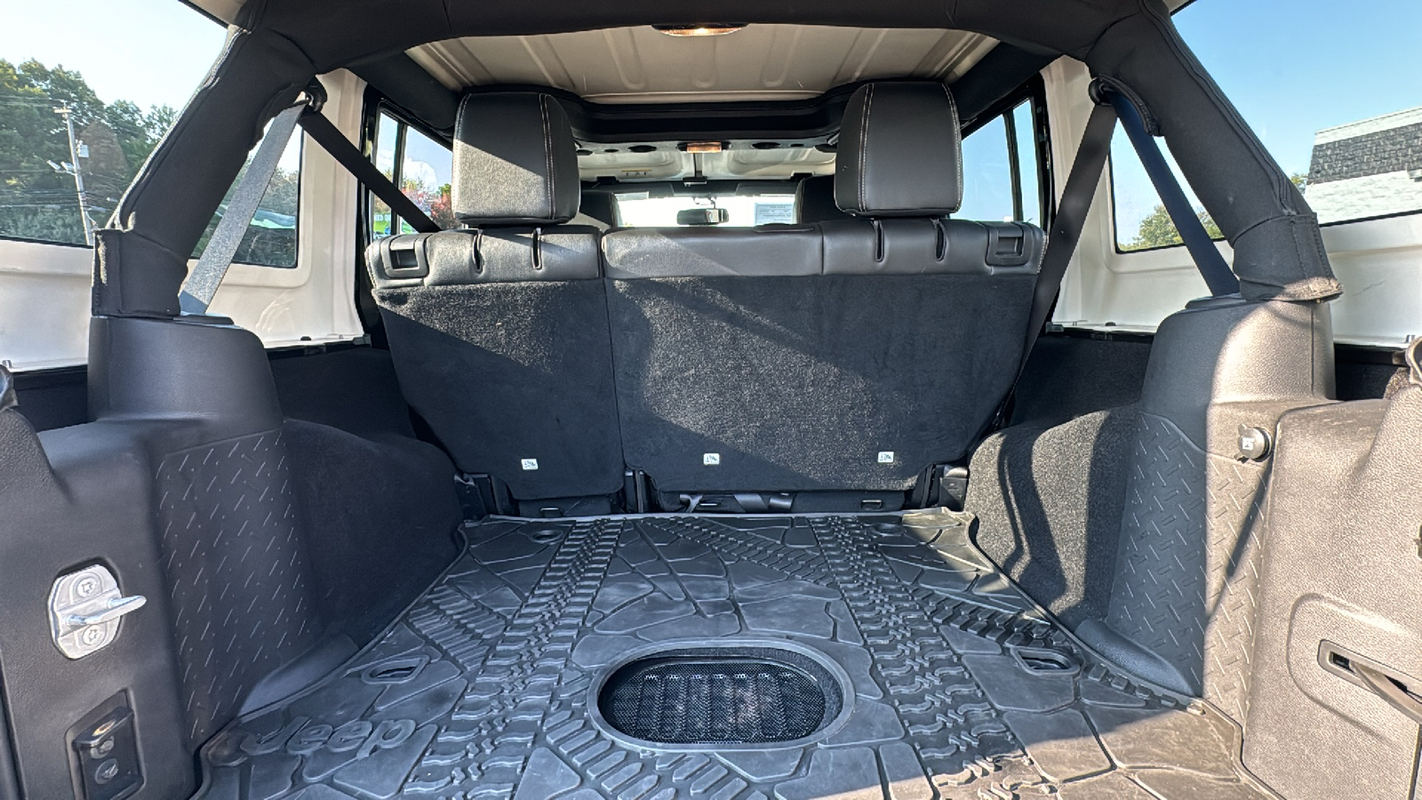 2015 Jeep Wrangler Unlimited Sahara Sport Utility 4D 23