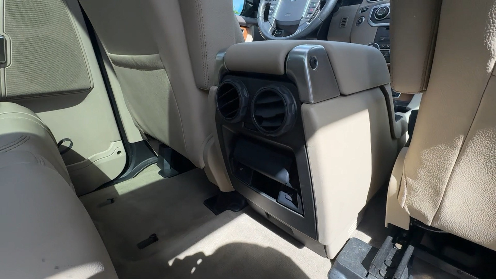 2016 Land Rover LR4 HSE Sport Utility 4D 32