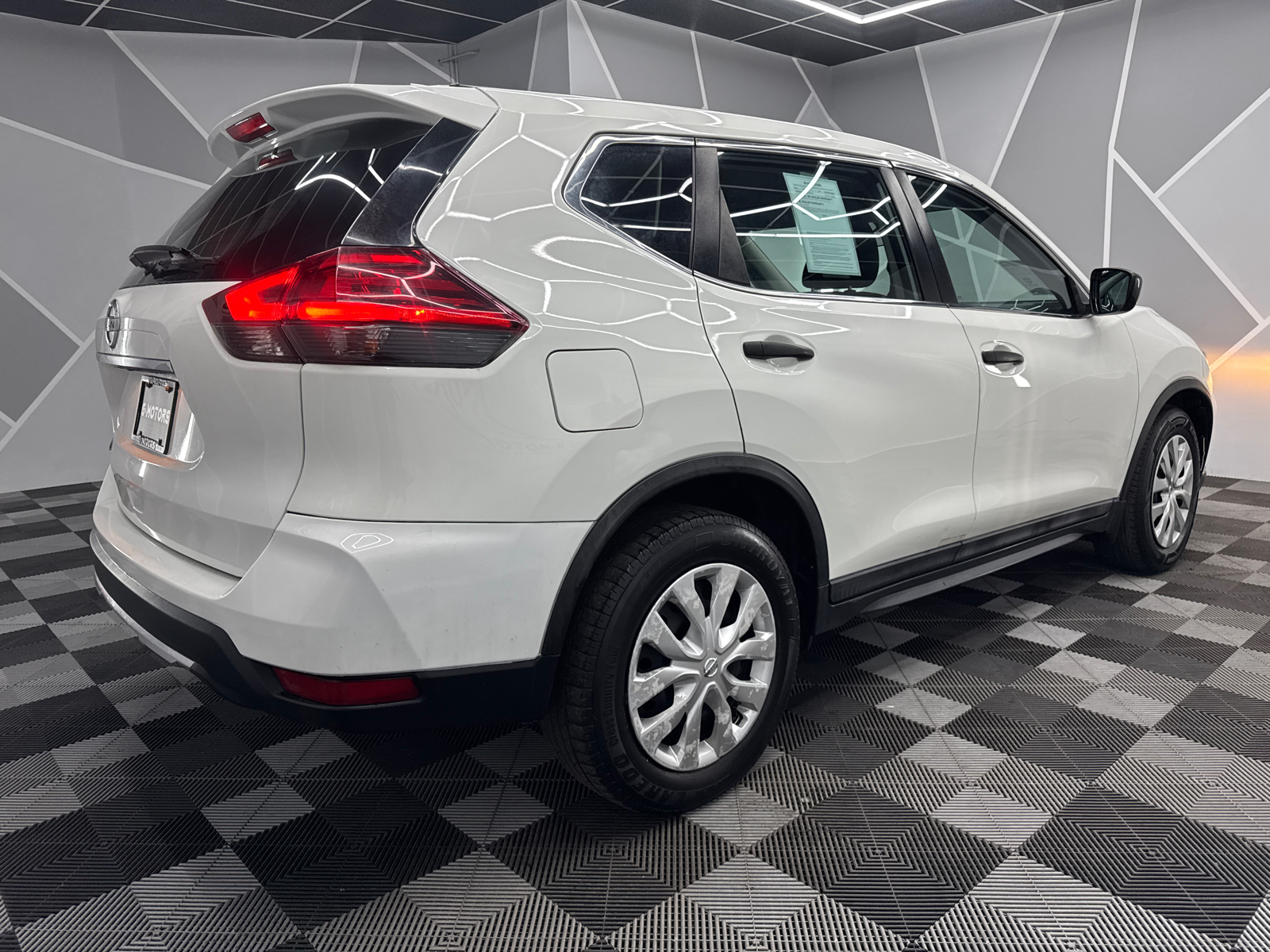 2017 Nissan Rogue SV Sport Utility 4D 10