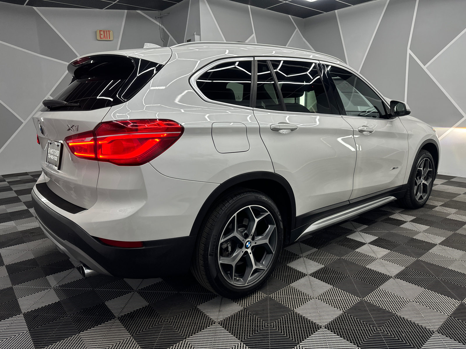 2016 BMW X1 xDrive28i Sport Utility 4D 10