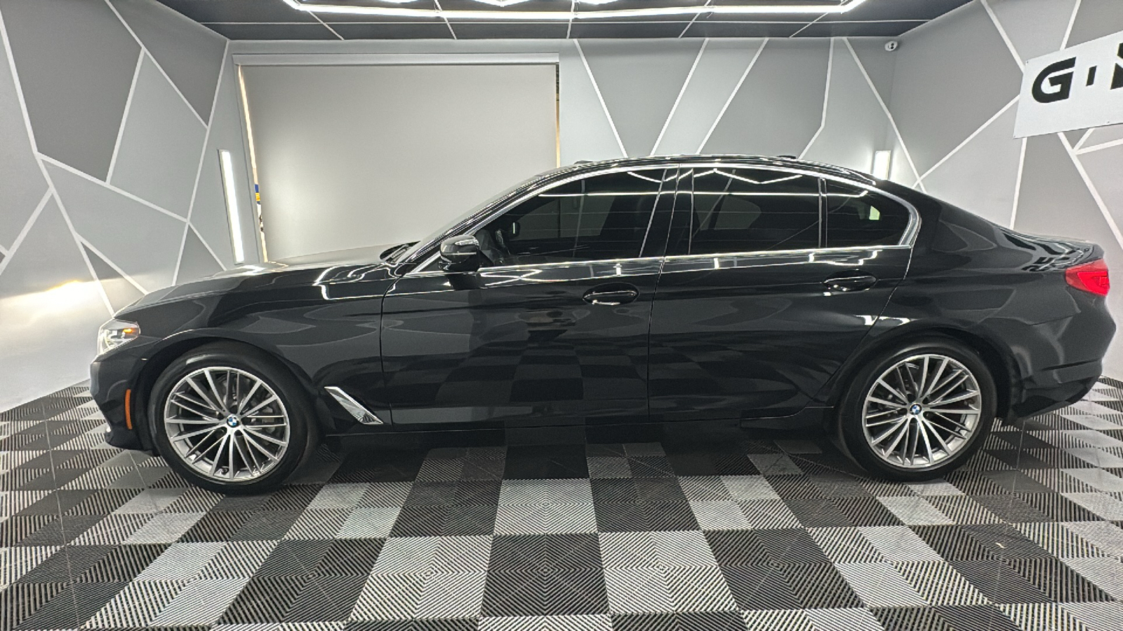 2019 BMW 5 Series 530i xDrive Sedan 4D 3