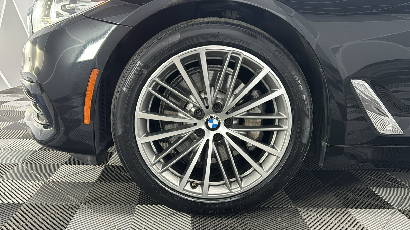 2019 BMW 5 Series 530i xDrive Sedan 4D 18