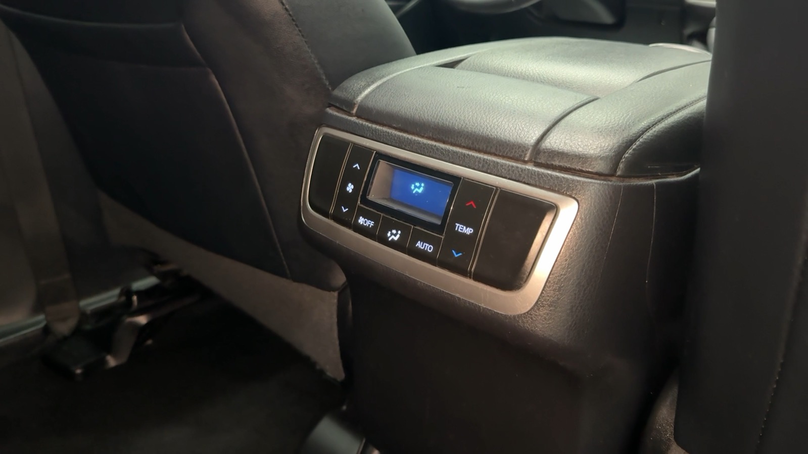 2019 Toyota Highlander XLE Sport Utility 4D 38