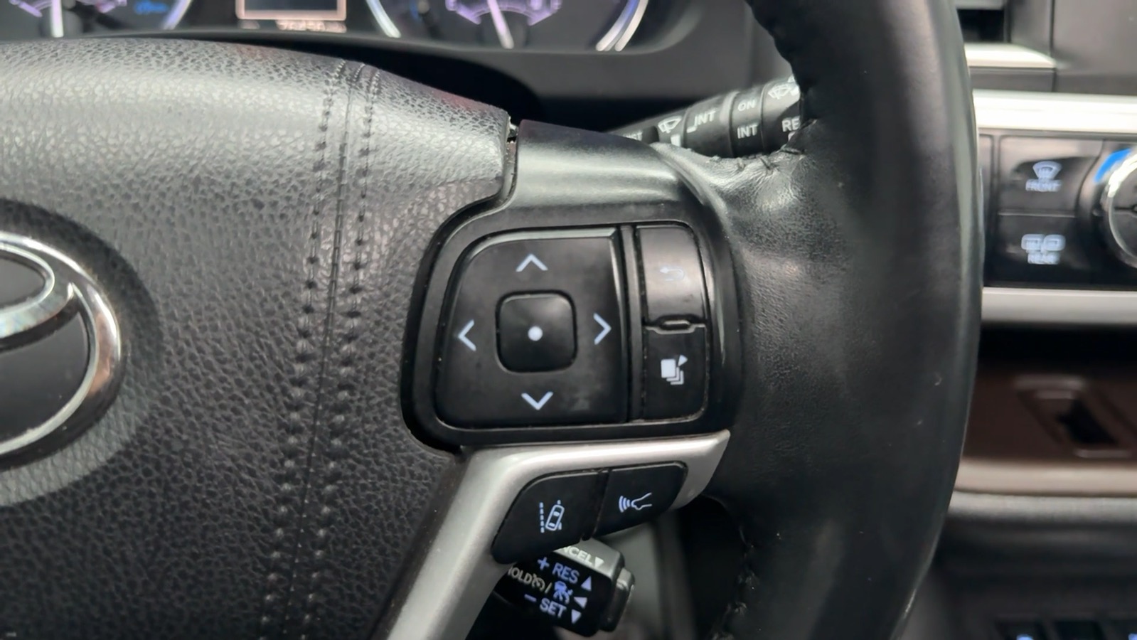 2019 Toyota Highlander XLE Sport Utility 4D 56