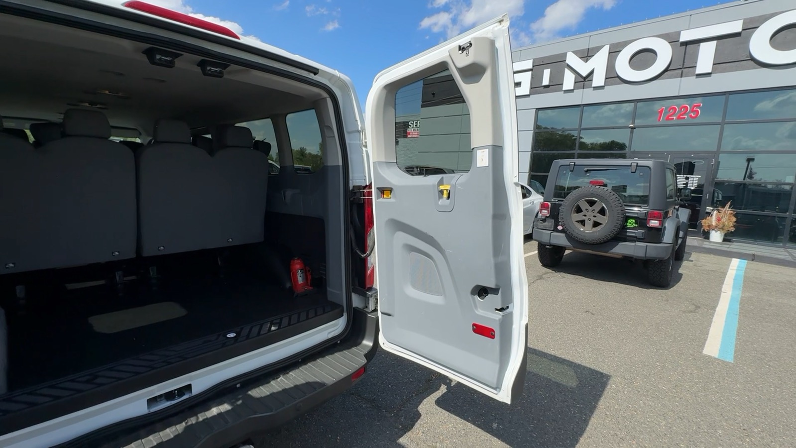 2015 Ford Transit 350 Wagon XLT w/Low Roof w/Sliding Side Door Van 3D 37