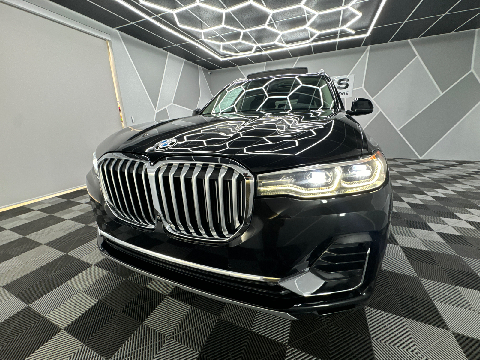 2020 BMW X7  16